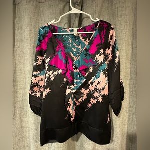 Diane Von Furstenberg 100% Silk Ruffle V-Neck Floral blouse, Size 4